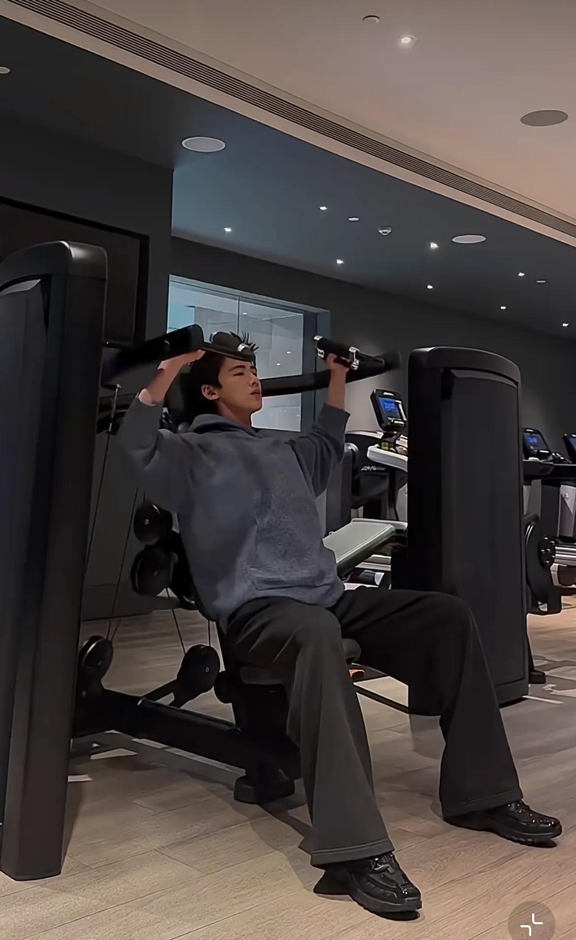 健身特别厉害的一个男明星_当男明星开始健身_健身的明星男