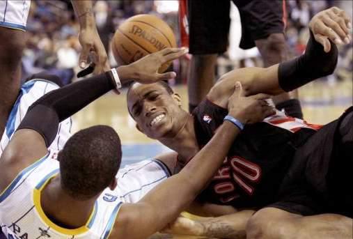 NBA与国际篮联争球规则解析：篮球争球时