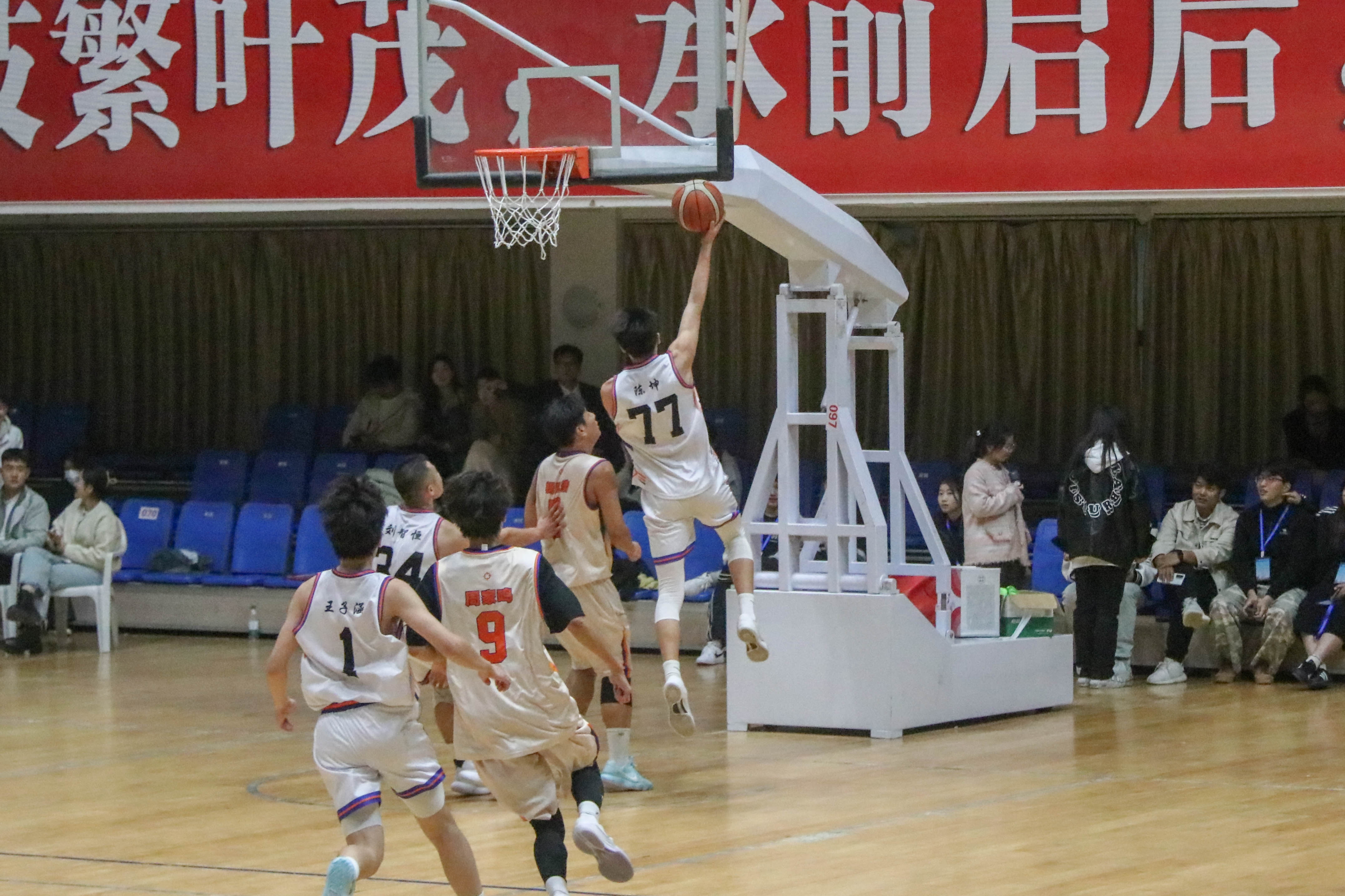 大学篮球赛冠军_学校篮球冠军决赛_篮球冠军争夺赛