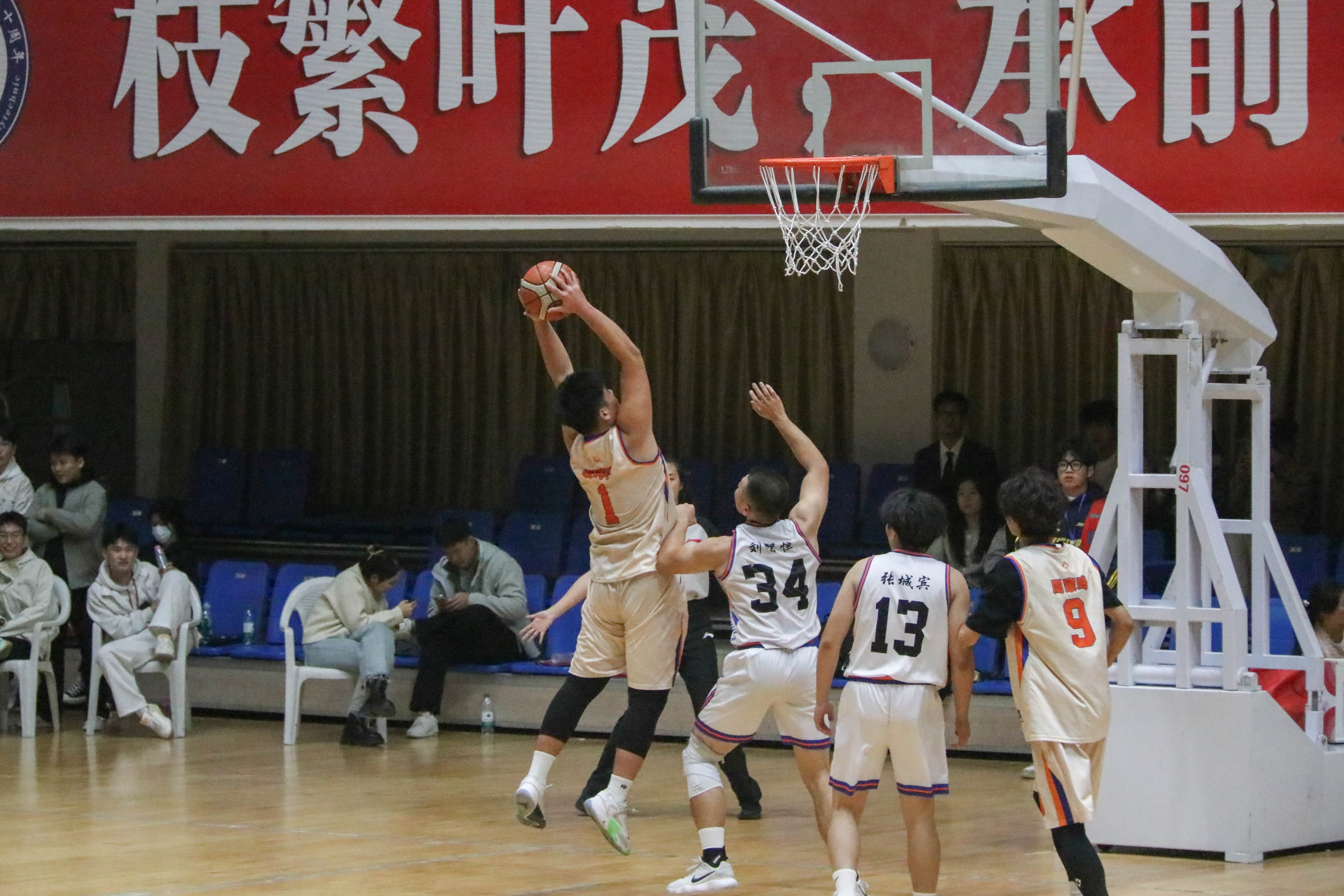 篮球冠军争夺赛_学校篮球冠军决赛_大学篮球赛冠军