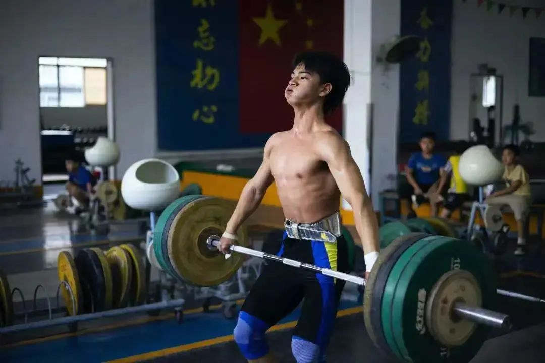 石龙举重三杰_石龙举重奥运会冠军_石龙奥运冠军举重运动员