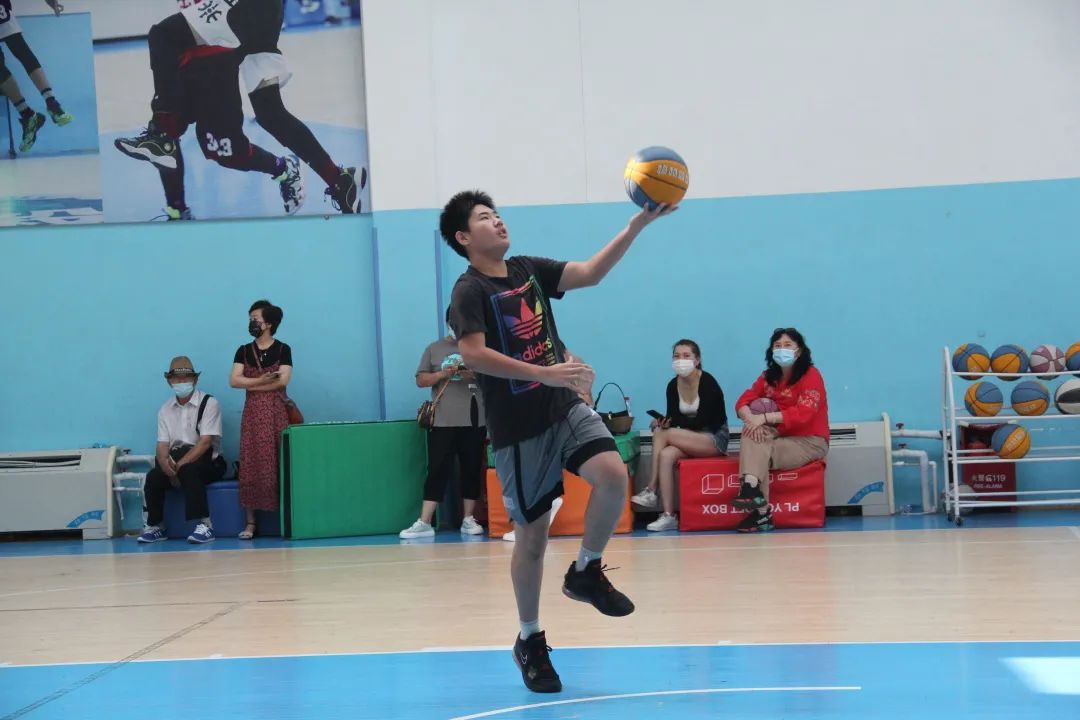 篮球青少年练技巧该注意什么_青少年该怎么练篮球技巧_青少年篮球训练的身体训练
