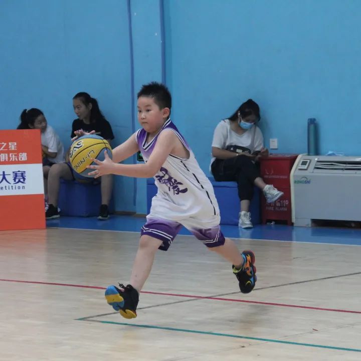 篮球青少年练技巧该注意什么_青少年该怎么练篮球技巧_青少年篮球训练的身体训练