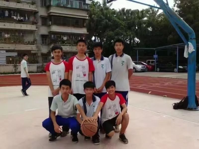 篮球合照怎样拍才好看_学校篮球冠军合照图片_篮球合照壁纸