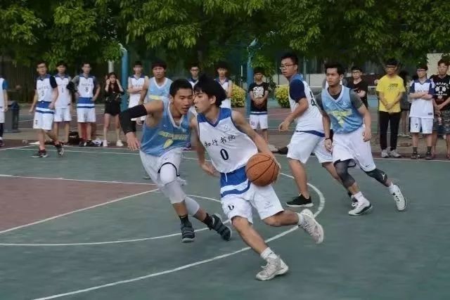 篮球合照怎样拍才好看_篮球合照壁纸_学校篮球冠军合照图片