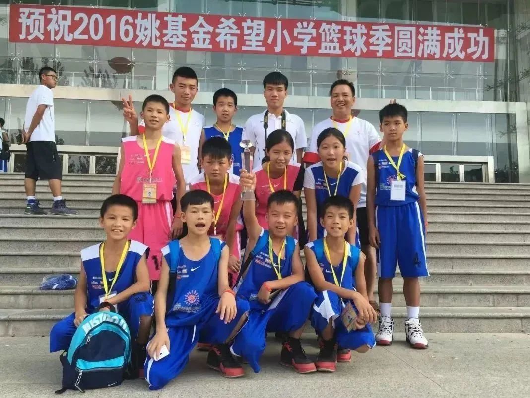 学校篮球冠军合照图片_篮球球员合照_篮球合影照片