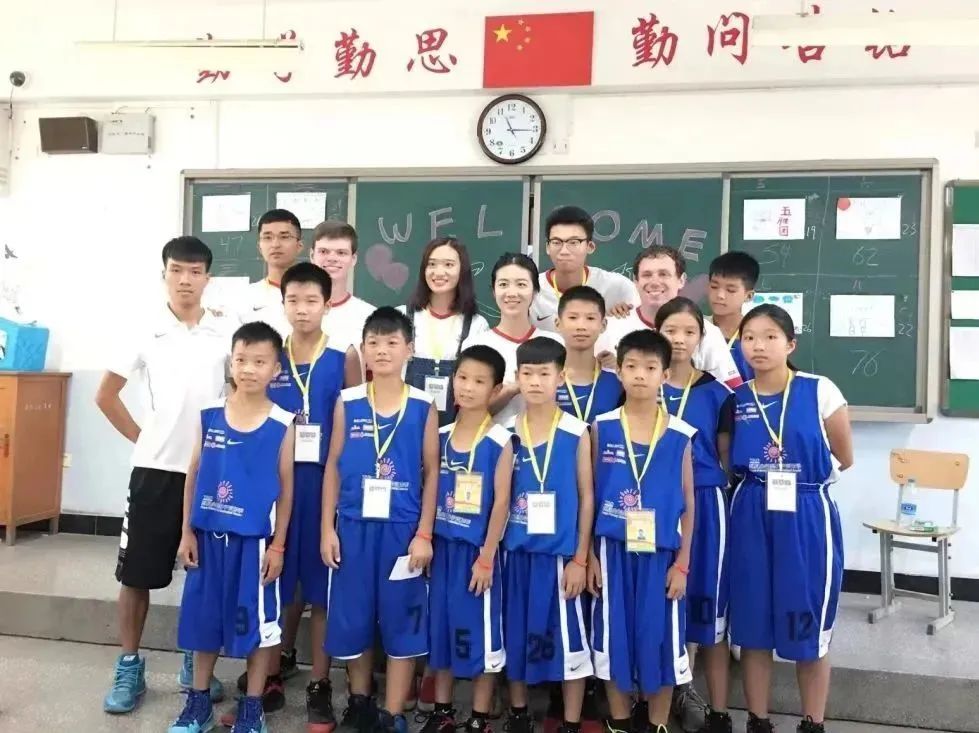 篮球球员合照_篮球合影照片_学校篮球冠军合照图片