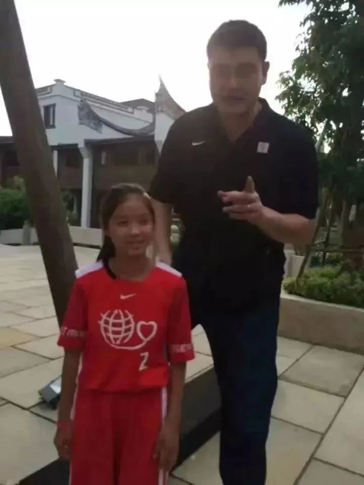 篮球球员合照_学校篮球冠军合照图片_篮球合影照片