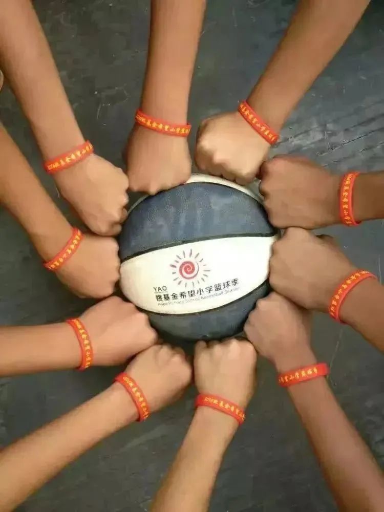 学校篮球冠军合照图片_篮球球员合照_篮球合影照片